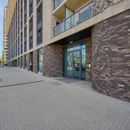 Cosy With Access To Gym And Area By Renters